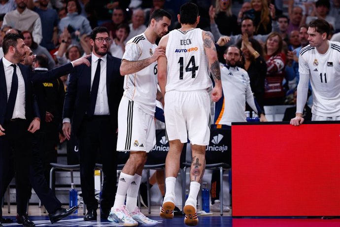 El ala-pivot  argentino Gabriel Deck marchándose lesionado del duelo ante el Barça.
