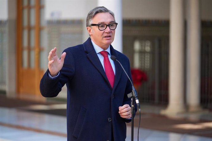 El portavoz del Grupo Parlamentario Vox, Manuel Gavira atiende a los medios en el patio del Parlamento andaluz en una imagen de archivo