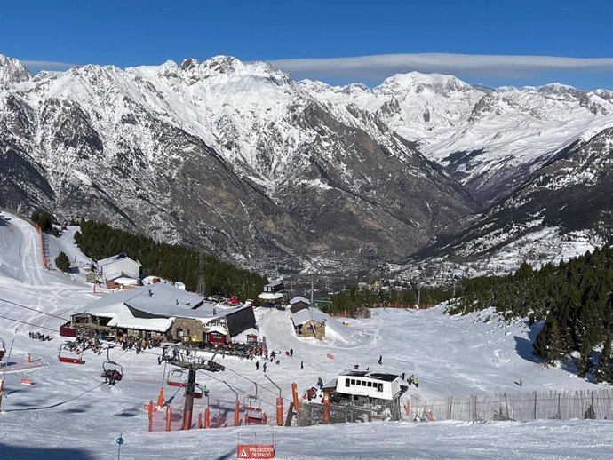 Cumbres nevadas en Cerler este domingo 15 de diciembre.