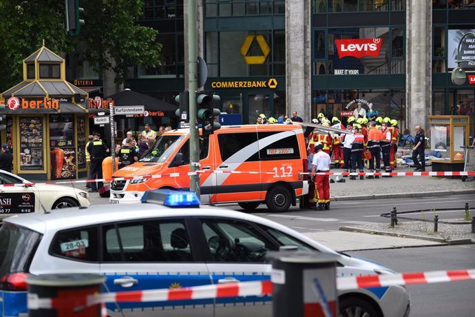 Archivo - Imagen de archivo de policías y servicios de emergencia en una calle de Berlín.