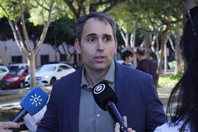 Archivo - El coordinador general de IU Andalucía, Toni Valero, atiende a los medios en una imagen de archivo