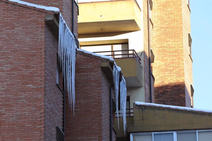 Archivo - Carámbanos colgados del tejado de un edificio de Teruel, Aragón (España), en una imagen de enero de 2021