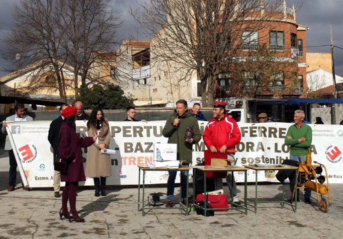 Jornada reivindicativa en Baza para exigir al Gobierno la vuelta del tren Guadix-Lorca.