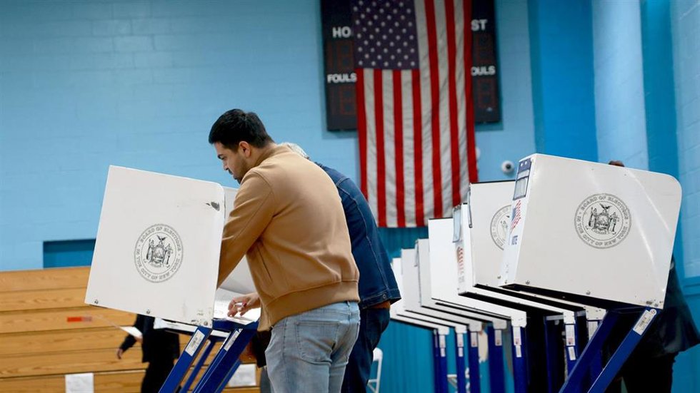 Archivo - Personas votan en las elecciones de Estados Unidos del 5 de noviembre de 2024.