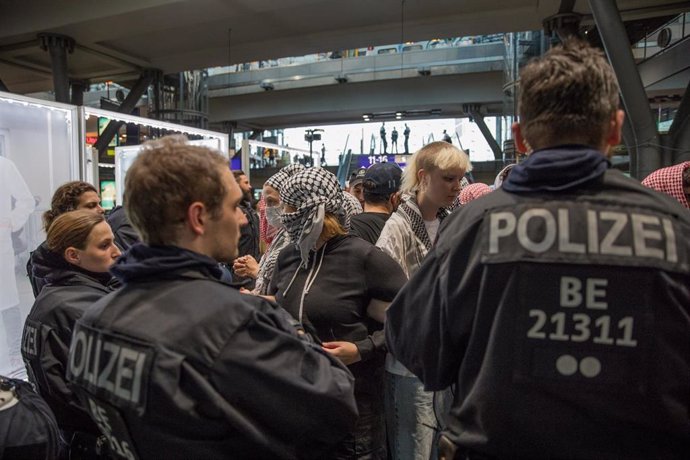 Archivo - August 28, 2024, Berlin, Germany: A group of pro-Palestine protesters staged an unregistered flash mob inside Berlin's Main Train Station on August 28, 2024, calling out what they described as a ''genocide'' by Israel in Gaza. 