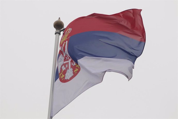 Archivo - October 10, 2024, Saint Petersburg, Russia: The national flag of the Republic of Serbia, fluttering in the wind on a flagpole in Saint Petersburg, Russia.