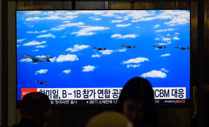 Archivo - November 3, 2024, Seoul, South Korea: A 24-hour Yonhapnews TV broadcast at Yongsan Railway Station in Seoul showing a news broadcast with shows a U.S. B-1B bomber flies alongside South Korean F-15K and Japanese F-2 fighter jets during combined d