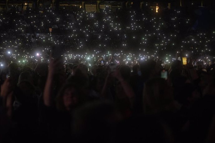 Archivo - Miles de personas durante el concierto ‘Barcelona amb València’, en el Palau Sant Jordi, a 29 de noviembre de 2024, en Barcelona