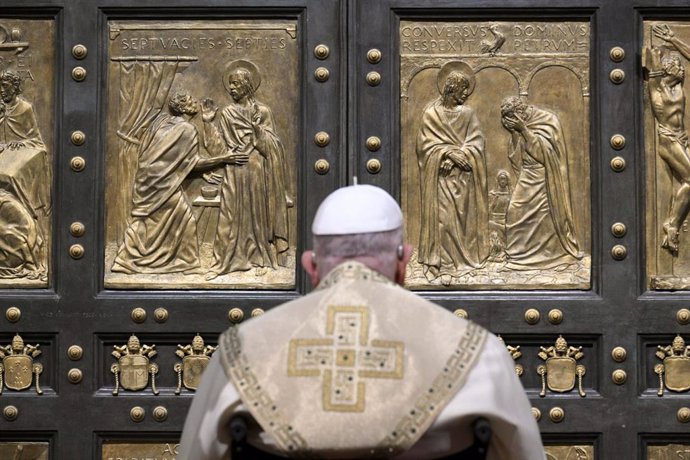 El Papa abre la Puerta Santa dando comienzo al Jubileo de la Esperanza.