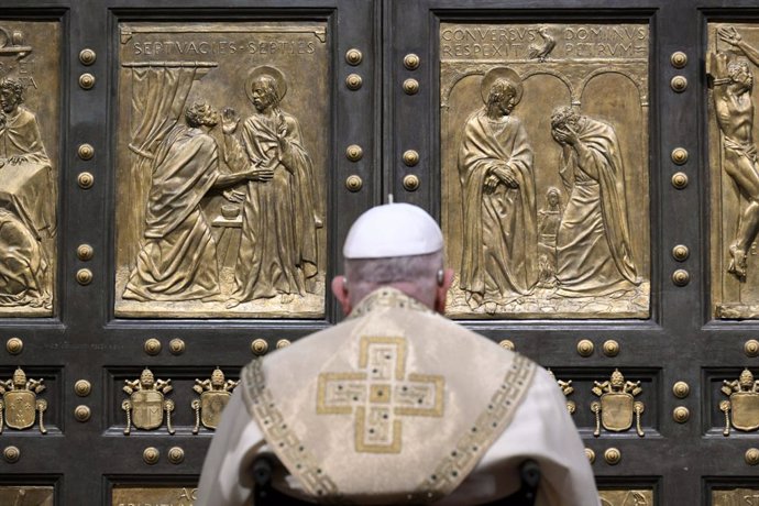 24 December 2024, Vatican, Vatican City: Pope Francis opens the Holy Door in St. Peter's Basilica for the Jubilee 2025, after celebrates Christmas Mass in front of thousands of faithful. Photo: -/IPA via ZUMA Press/dpa
