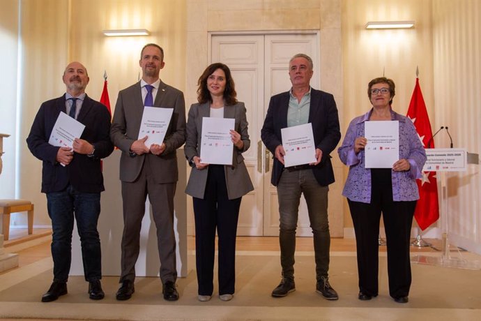 La presidenta de la Comunidad de Madrid, Isabel Díaz Ayuso, firma con los sindicatos CCOO, UGT, CSIF y CSIT-Unión Profesional el nuevo convenio para el personal funcionario y laboral al servicio de la Administración regional.