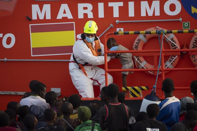 Archivo - Una persona de Salvamento Marítimo ayuda a un menor, en el Puerto de la Restinga, a 28 de noviembre de 2024, en El Hierro, Santa Cruz de Tenerife, Tenerife, Canarias (España). 