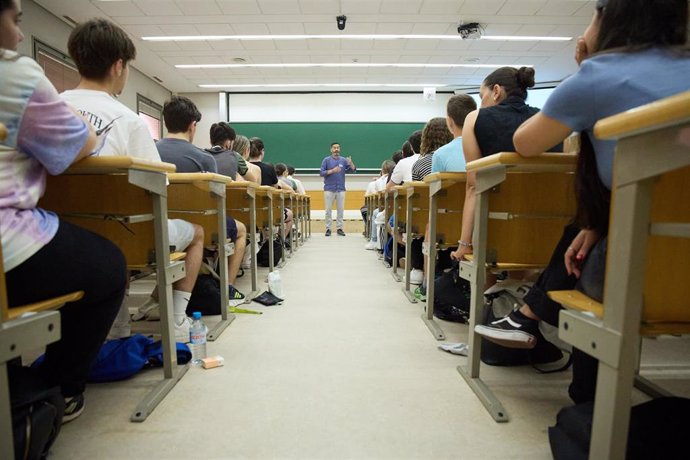 Archivo - Alumnos en un aula al comienzo de un examen