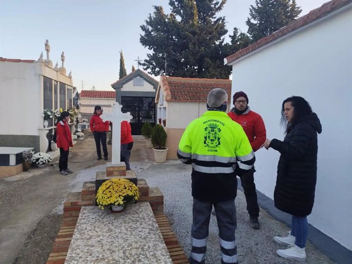 La alcaldesa de Cúllar, Ana Belén Martínez, visita los trabajos de memoria en el cementerio