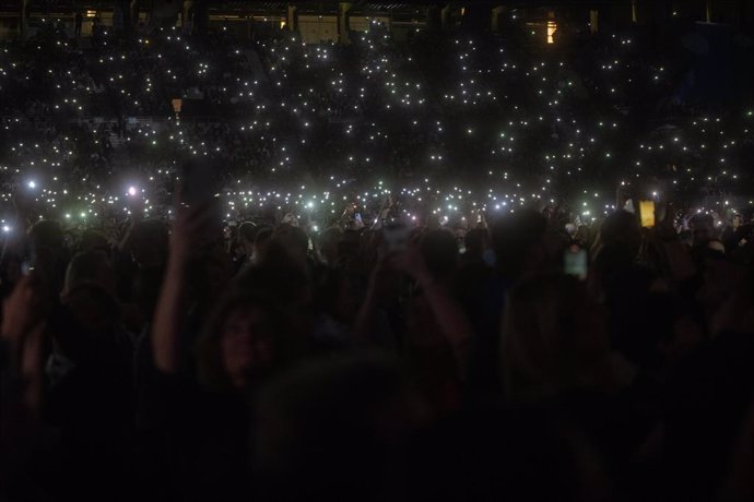 Archivo -  Milers de persones durant el concert Barcelona amb València, en el Palau Sant Jordi, el 29 de novembre