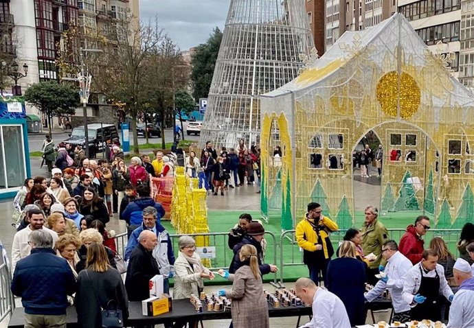 Reparto solidario de roscón de Reyes en la Plaza del Ayuntamiento de Santander