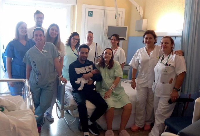 Nora, la primera bebé de 2025 en Málaga, junto a sus padres Riduan y María y el equipo del Hospital Costa del Sol, donde ha nacido a las 01.09 horas