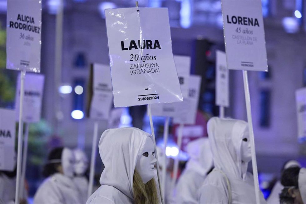 Archivo - Decenas de personas durante la manifestación organizada por el Foro de Madrid Contra la Violencia a las Mujeres con motivo del 25N y bajo el lema 'Combatir el sexismo para erradicar la violencia contra las mujeres' que marcha desde Cibeles a P