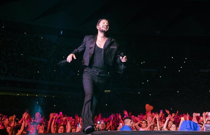 Archivo - El cantante Manuel Carrasco durante el concierto de la gira 'Corazón y Flecha' en el estadio de la Cartuja, en junio de 2023.