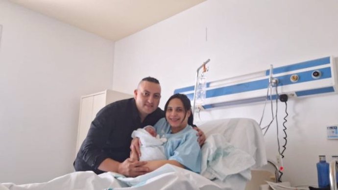 La primera bebé del año nacida en la provincia de Huesca, llamada Melina, con sus padres