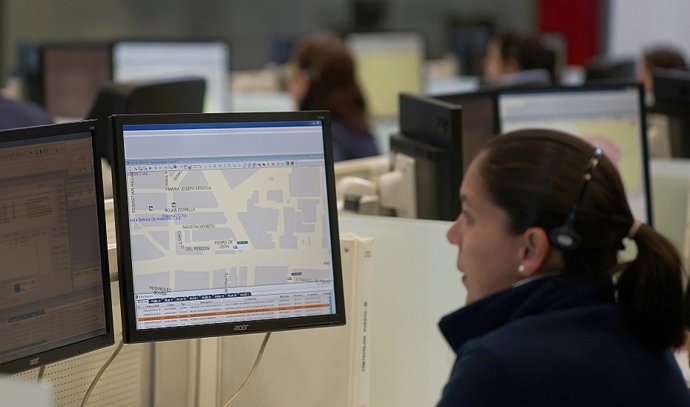 Archivo - Gestora de emergencia en la sala regional de Sevilla. (Foto de archivo).