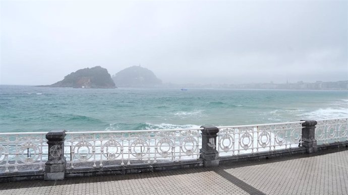 Archivo - Playa de Ondarreta, en San Sebastián