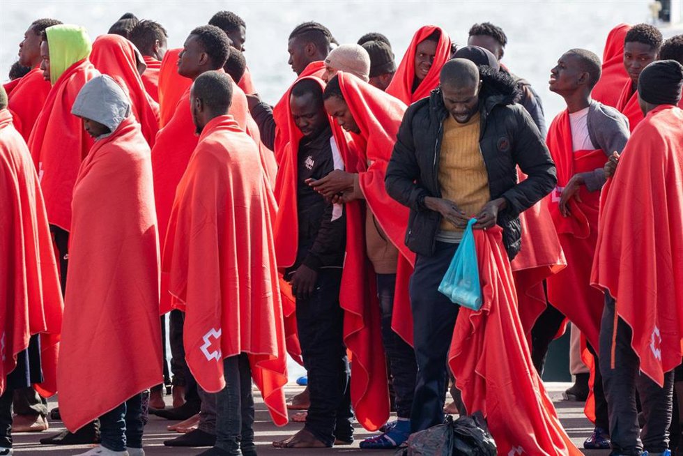 Migrantes llegados en cayuco a Puerto Naos, a 28 de diciembre de 2024, en Arrecife, Lanzarote, Canarias (España). La Guardamar Calíope de Salvamento Marítimo ha rescatado a unos 240 migrantes que han llegado en cuatro cayucos durante la noche y las prim