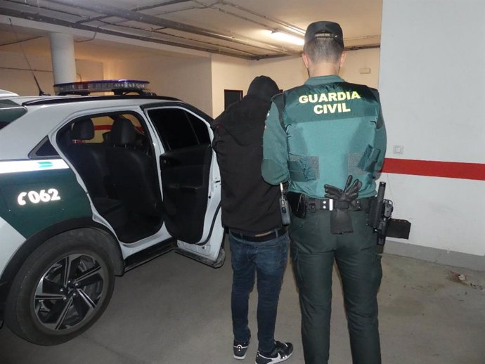 Archivo - Imagen de la detención del presunto autor del robo en una caja de un comercio de Íscar (Valladolid)