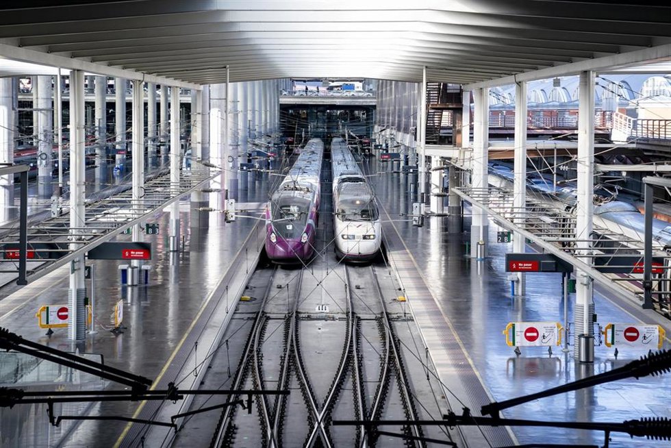 Dos trenes en las vías de la estación de Atocha-Almudena Grandes, a 20 de diciembre de 2024, en Madrid (España). Un total de 24.480 trenes de alta velocidad, larga y media distancia, de las tres empresas ferroviarias que operan en España, circularán por