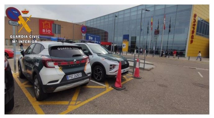 Archivo - Coches de la Guardia Civil a la entrada de Río Shopping.