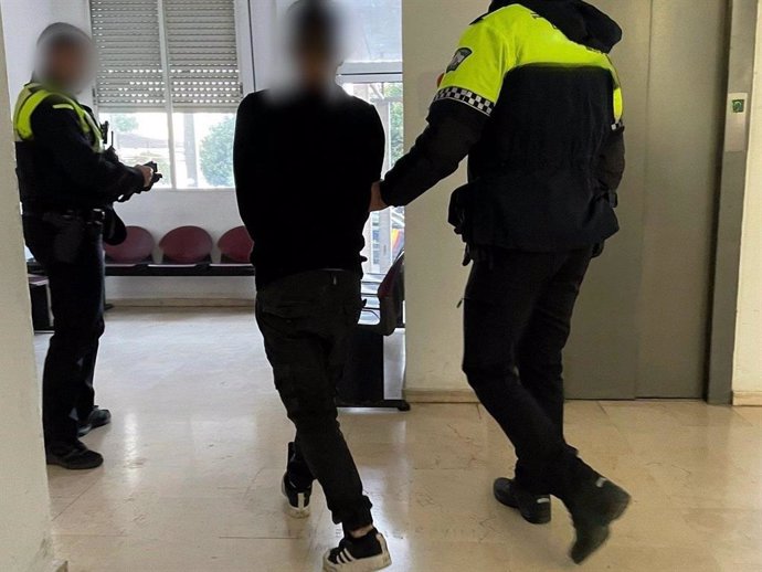 Imagen del detenido por la Policía Local de Sevilla, que portaba un chuchillo con una hoja de 19 centímetros para presuntamente asesinar a su expareja.