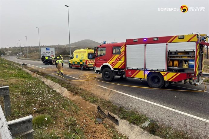 Bomberos de la DPH excarcelan a un ocupante de un turismo que ha volcado en la A-22, en Castejón