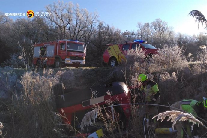 Heridas cinco personas al volcar un turismo y salirse de la vía cerca de Ubiergo (Huesca)D