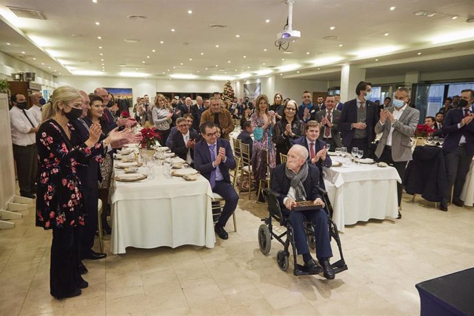 Archivo - La consejera de Cultura, Patricia del Pozo, entrega el premio a la trayectoria al orfebre Juan Borrero durante la I entrega de los Premios ArteSacro, a 15 de diciembre de 2021 en Sevilla (Foto de archivo).