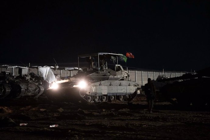 Un vehicle blindat de les Forces Armades d'Israel en una imatge nocturna (arxiu)