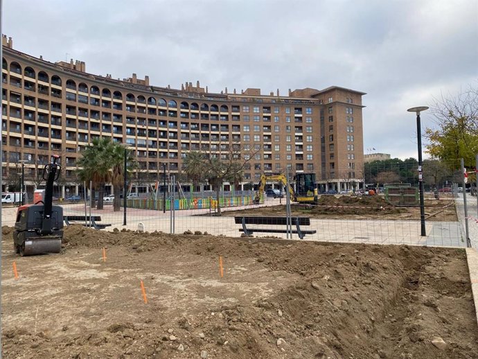 Remodelación y adecuación de los jardines de la Plaza Emilio Alfaro, en la calle Diputados.