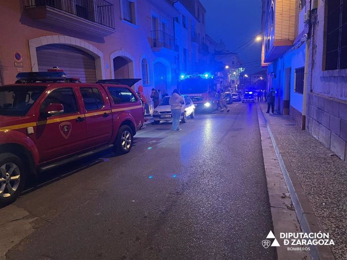 Bomberos de la DPZ extinguen un incendio declarado en una vivienda vacía de Caspe sin causar heridos