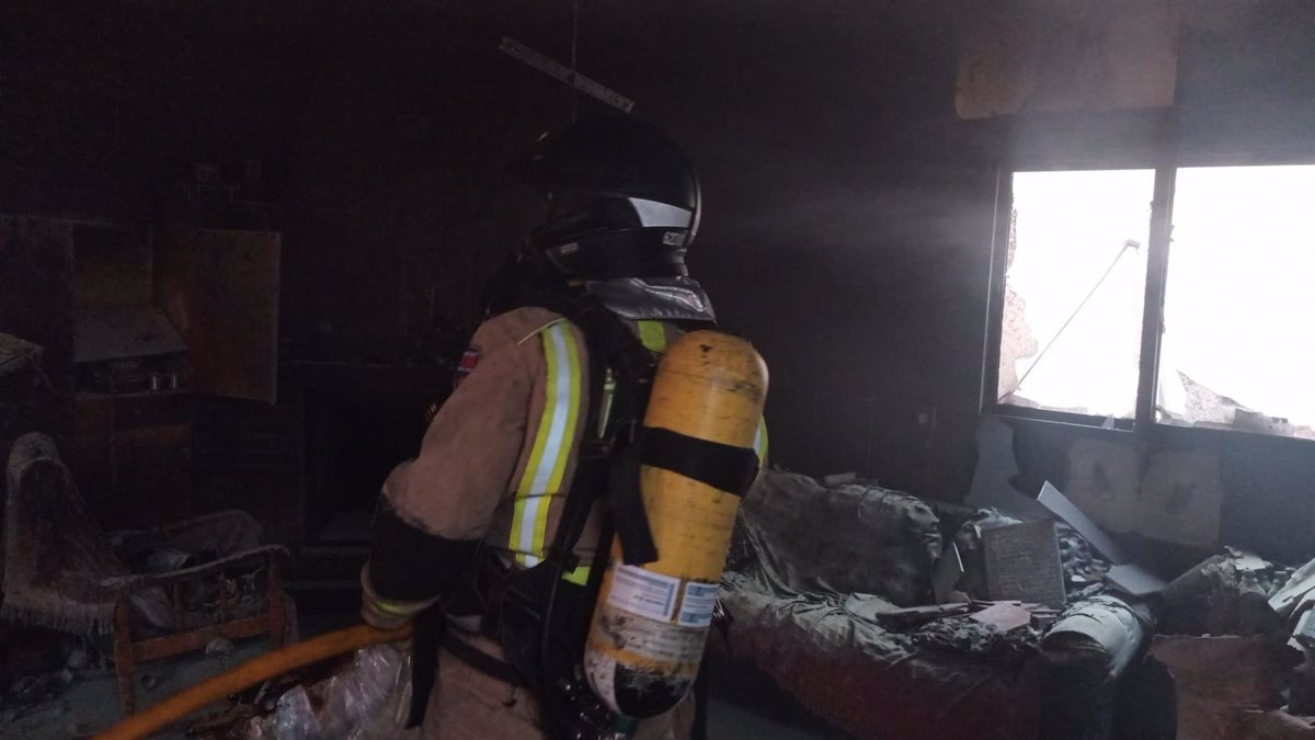 Bomberos extinguen un incendio en la cocina de una vivienda de dos plantas de Fortuna (Murcia)