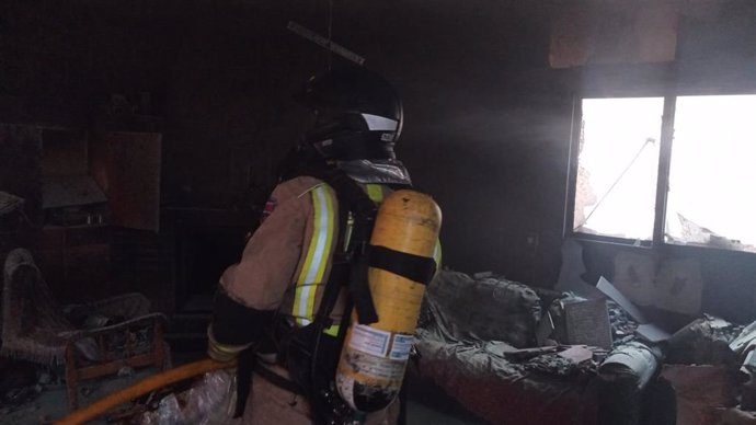 Un efectivo del CEIS trabaja en la extinción del incendio originado en la cocina de una vivienda de Fortuna (Murcia)