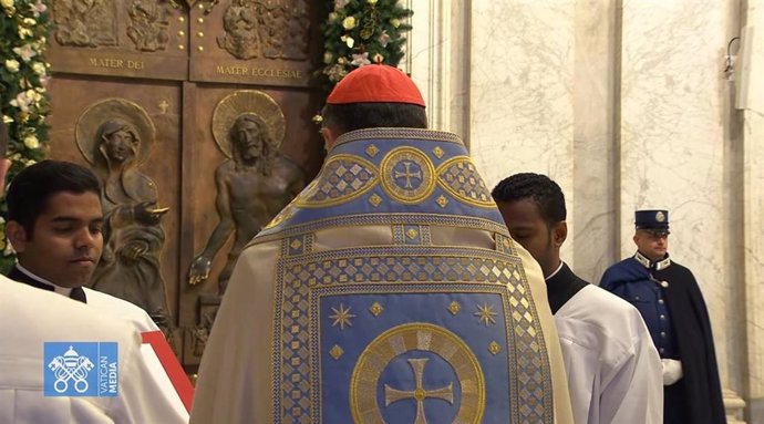 El Cardenal Rolandas Makrickas, arcipreste coadjutor de la Basílica Papal de Santa María la Mayor, ha abierto la cuarta Puerta Santa del Jubileo Ordinario de 2025.