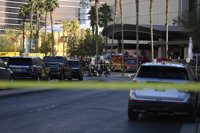 Un muerto y siete heridos tras explotar una camioneta eléctrica Tesla junto al Hotel Trump en Las Vegas