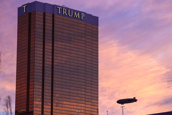 Archivo - January 9, 2024: An exterior view of the Trump Hotel as the Goodyear Blimp passes by at sunset in Las Vegas, NV. Christopher Trim/CSM.