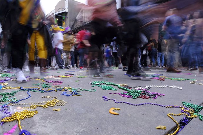 Archivo - February 24, 2020, New Orleans, LOUISIANA, U.S: In a slow shutter speed shot, beads lay on the ground as people walk down Bourbon Street in the French Quarter during Mardi Gras celebrations in New Orleans, Louisiana USA  on February 24, 2020.