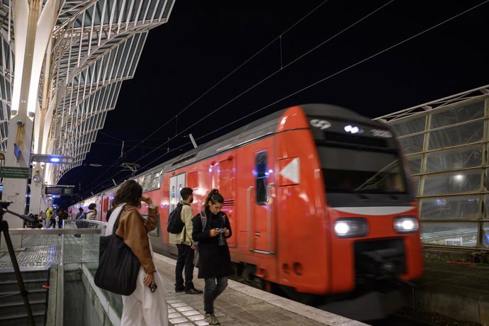 Archivo - October 28, 2024, Lisbon, Portugal: Passengers are seen walking on one of the platforms towards a train at the Oriente railway station in Lisbon. Drivers and workers of Comboios de Portugal (Portuguese Railway Company) have started a strike that