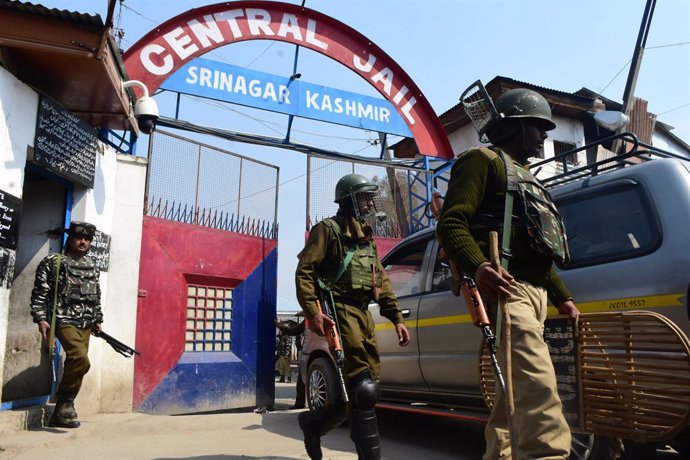 Archivo - April 5, 2019 - Srinagar, Kashmir, 5th April 2019. Family members of inmates of Srinagar Central Jail clash with police, while police vehicles leave from the Central Jail in Srinagar, in Indian Administered Kashmir. Several inmates have suffered