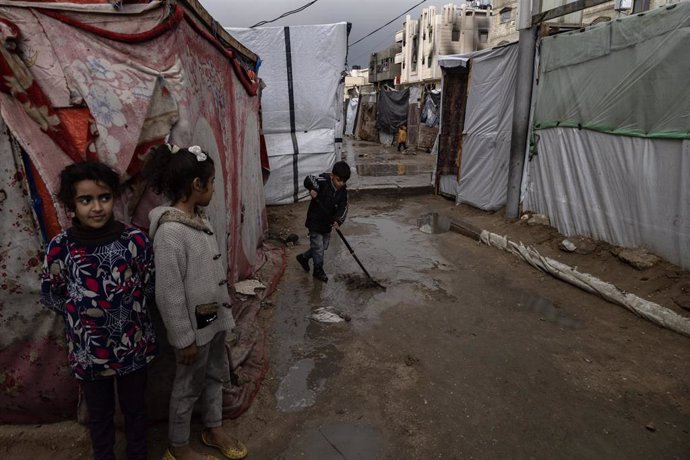 Vista de tiendas de campaña en Jan Yunis, sur de la Franja de Gaza  