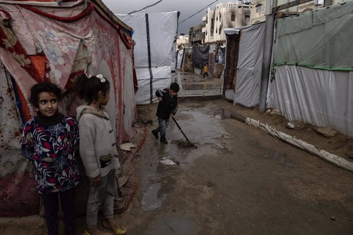 December 30, 2024, Gaza, Gaza, Palestine: The suffering of displaced Palestinians in displacement camps after the rain fell and they drowned inside their tents due to the cold weather and heavy rain in the city of Khan Yunis in the southern Gaza Strip on 