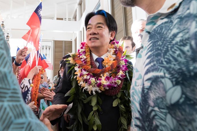 Archivo - November 30, 2024, Honolulu, Hi, United States: Taiwan President Lai Ching-te, center, with floral leis around his neck, is greeted by well-wishers on arrival at the Kahala Hotel and Resort, November 30, 2024 in Honolulu, Hawaii. Lai arrived for