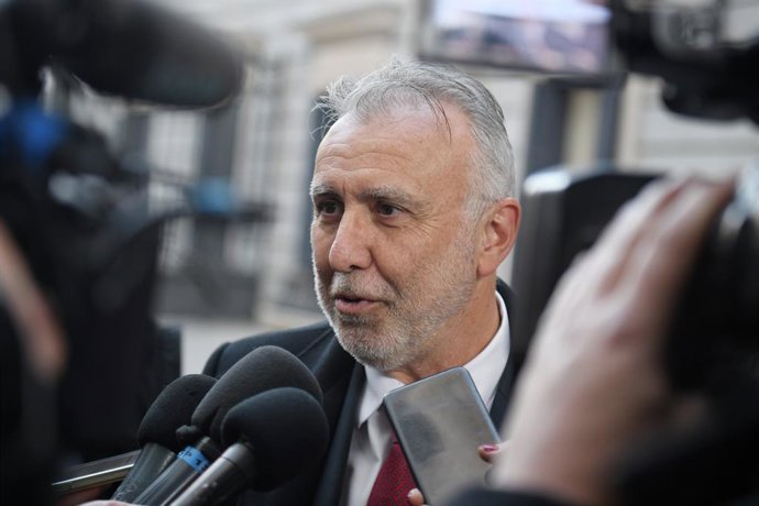 El ministro de Política Territorial y Memoria Democrática, Ángel Víctor Torres, atiende a los medios de comunicación durante el acto homenaje a víctimas del franquismo, en el Congreso de los Diputados, a 16 de diciembre de 2024, en Madrid (España). El Con