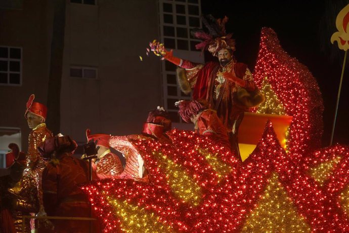 Archivo - La carroza del rey Gaspar en la Cabalgata de Reyes de la ciudad de Cádiz del 5 de enero de 2024.